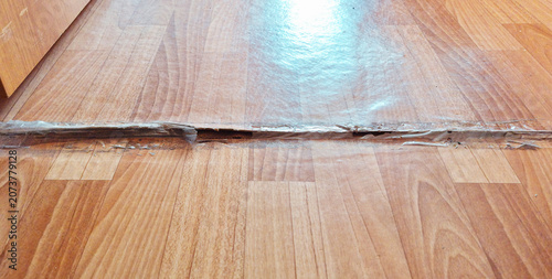 Foto The linoleum at the floor seam in the room requires repair.