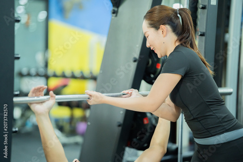 Foto The modern gym interior features dumbbells, barbells, treadmills, and strength-training equipment, promoting exercise, muscle building, a healthy lifestyle, training, and physical fitness