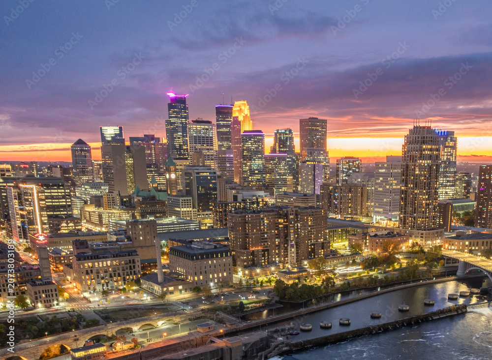 Obraz premium Colorful sunset over downtown Minneapolis, Minnesota 