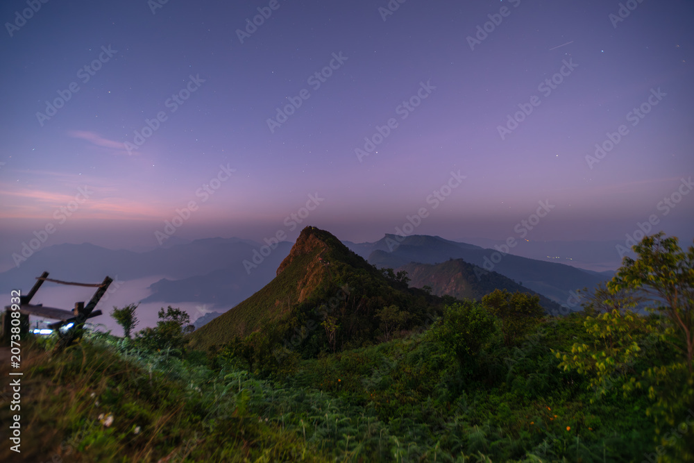 Obraz premium Mountain ranges in the forest, shrouded in morning mist.