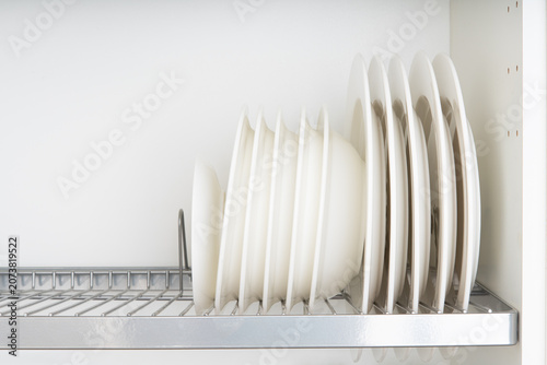 Foto A kitchen cabinet with shelves