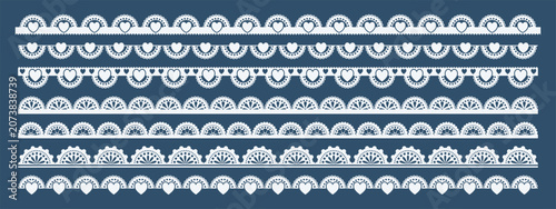 Canvastavla White lace border strip set on teal background