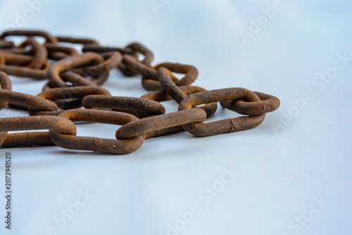 Fotografie A large rusty brown iron chain