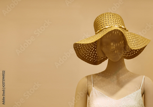 Bilde på lerret yellow brown leghorn straw hat with white many seashells on female mannequin dum
