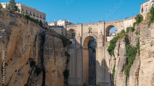 Majestuoso puente de arco y carretero siglo XVIII de 98 metros de altura cruzando el Tajo de la villa de Ronda, España
