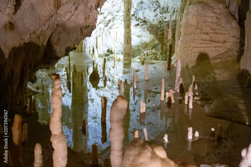 Bild auf Leinwand Splendida veduta delle grotte di Frasassi con le stalattiti e le stalagmiti nell