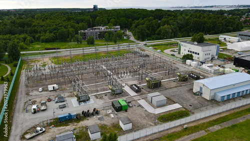 Foto Modern high voltage electrical substation distributing power