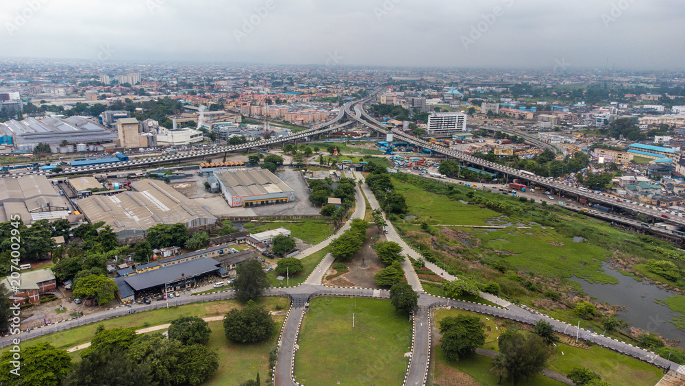Obraz premium Aerial view of lush urban environment