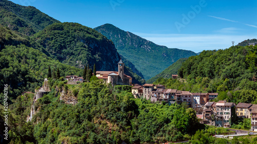 Village perché pittoresque de Lantosque dans la vallée de la Vésubie dans l'arrière pays niçois dans les Alpes-Maritimes au printemps