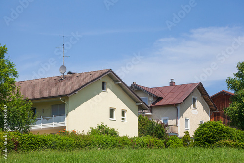 Moderne Wohngebäude im Grünen, Traunstein, Chiemgau, Oberbayern, Bayern, Deutschland