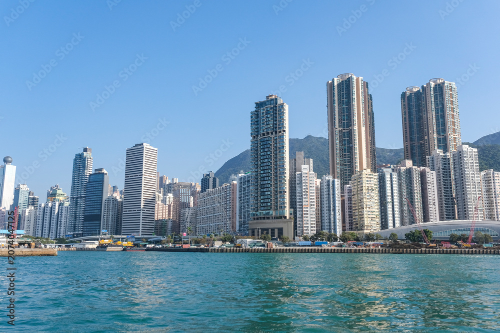 Obraz premium ビクトリアハーバーから眺める香港島の高層ビル群