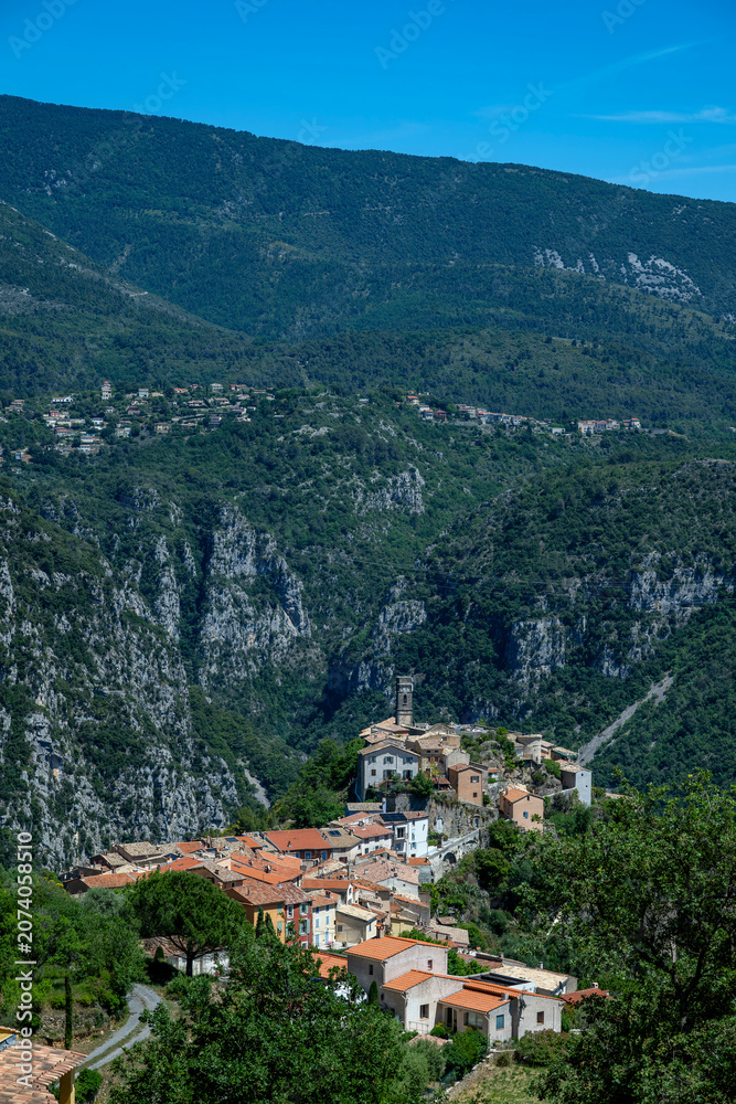 Obraz premium Village perché pittoresque de Bonson dans l'arrière pays niçois dans les Alpes-Maritimes au printemps