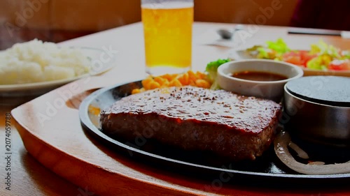 湯気の出る熱々のステーキ