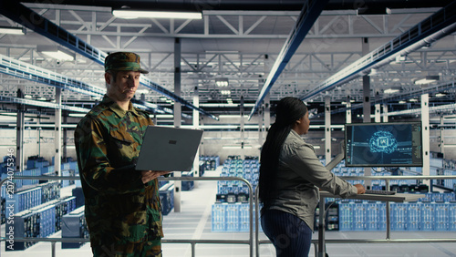 Foto Army commander uses AI tools in a server room to manage secure military computer systems