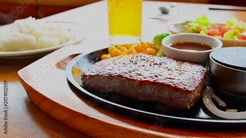 湯気の出る熱々のステーキ