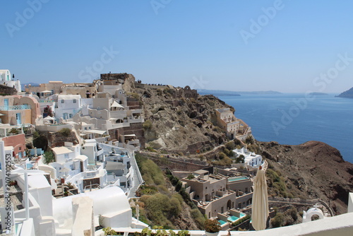 Foto Whitewashed cliffside houses and hotels of the village of Oia overlooking the ca