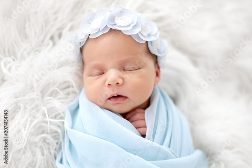 Foto Newborn Baby Girl Sleeping Wrapped In Fur At A Photo Session