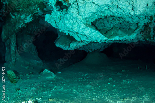 Fotografie Crystal clear freshwater passage inside a Mexican cenote cave system
