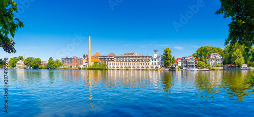 Εκτύπωση καμβά Berlin im Hochsommer: Blick auf das Ufer am Müggelpark und die denkmalgeschützten Gebäude der alten Berliner Brauerei & Müggelspree inkl