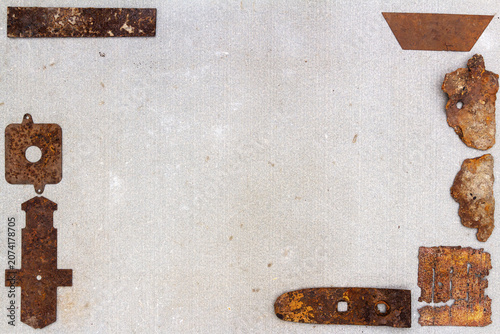 Canvastavla A group of various old rusty bits and pieces arranged on a concrete surface