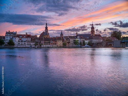 Ausblick über den Fluss Main auf die Stadt Kitzingen bei Sonnenuntergang