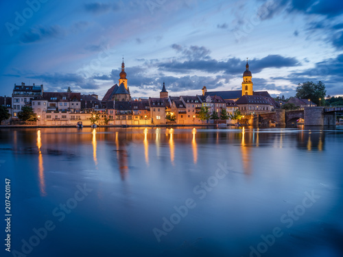 Stadtansicht von Kitzingen am Fluss Main am Abend, Franken, Bayern, Deutschland 