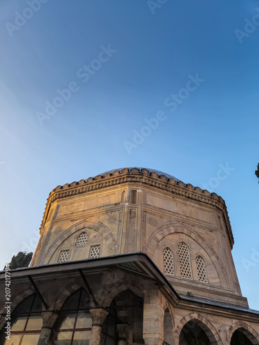 Canvastavla Historic stone mausoleum under clear blue sky