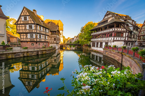 Photography Maisons à colombages traditionnelles au bord de la rivière Ill, dans le quartier
