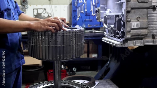 Mechanic Assembling Transmission Rotating Clutch on Input Shaft