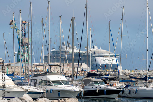 Bateau de croisière sortant d'un port de méditerranée