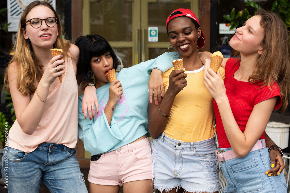 Fototapeta premium Friends enjoying ice cream outdoors.