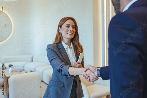 Canvastavla Businesswoman Greeting Client With Handshake During Professional Meeting In Mode