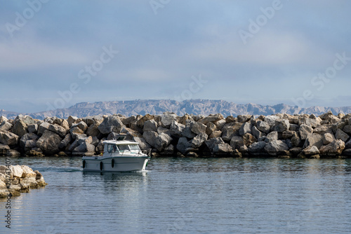 Bateau de plaisance rentrant au port