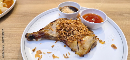 Fotografie Hat Yai style fried chicken with juicy skin and tender meat, topped with crispy fried shallots for added aroma and flavor