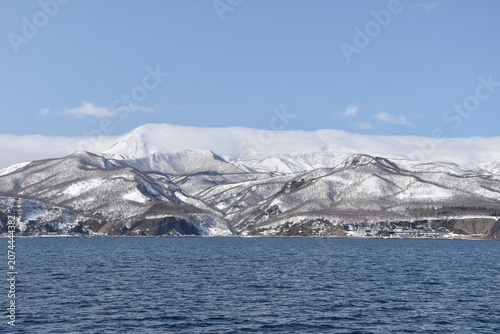 Foto Snow-covered Shiretoko Mountain Range in winter, Rausu, Hokkaido, Japan