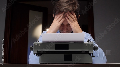 Foto Man experiences extreme frustration and stress from writer's block, sitting at a