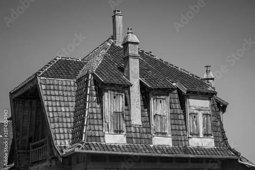 Aussenaufnahme eines alten baufälligen Hauses in einem Dorf in der Normandie, Frankreich