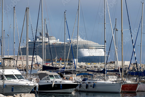 Bateau de croisière sortant d'un port de méditerranée