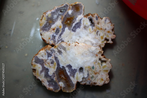 Tablou pe pânză Raw sliced quartz concretion showing natural mineral patterns and crystalline te