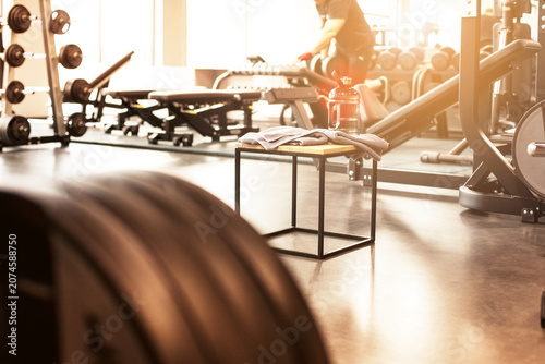 Fotografie Gimnasio bien iluminado con una gran variedad de equipos para hacer ejercicio