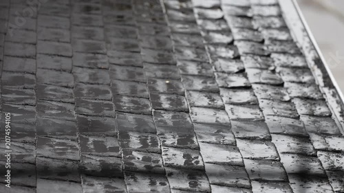 une toiture de bardeaux durant une journée de pluie	
