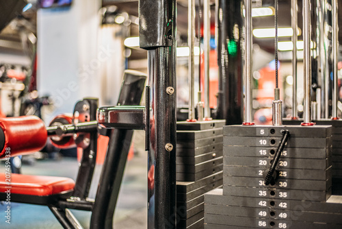 Fotografie Gimnasio bien iluminado con una gran variedad de equipos para hacer ejercicio
