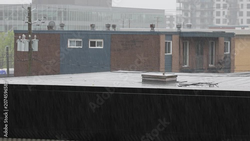 Gouttes de pluie sur le toit du bâtiment. Jour de pluie.	
