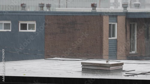 Gouttes de pluie sur le toit du bâtiment. Jour de pluie.	