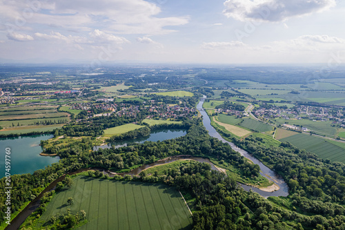 Meandry rzeki Odry. Rzeka na pograniczu Polsko-Czeskim w okolicy Chałupek. Panorama latem z lotu ptaka.