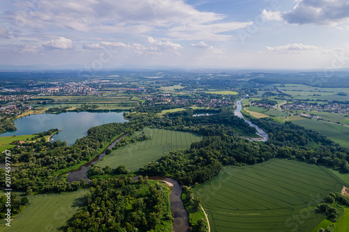 Meandry rzeki Odry. Rzeka na pograniczu Polsko-Czeskim w okolicy Chałupek. Panorama latem z lotu ptaka.
