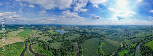 Meandry rzeki Odry. Rzeka na pograniczu Polsko-Czeskim w okolicy Chałupek. Panorama latem z lotu ptaka.
