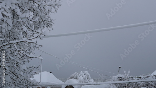Fotografía A cloudy winter day after a heavy snowfall