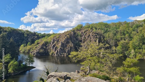 Schilderij op canvas La confluence de la Creuse et de la Sédelle vue depuis le bout de l'éperon roche