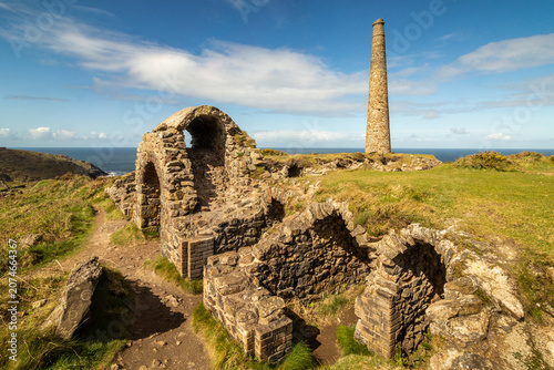 Schilderij op canvas Ruined stone structures calciner labyrinth and chimney stack of Botallack Mine u